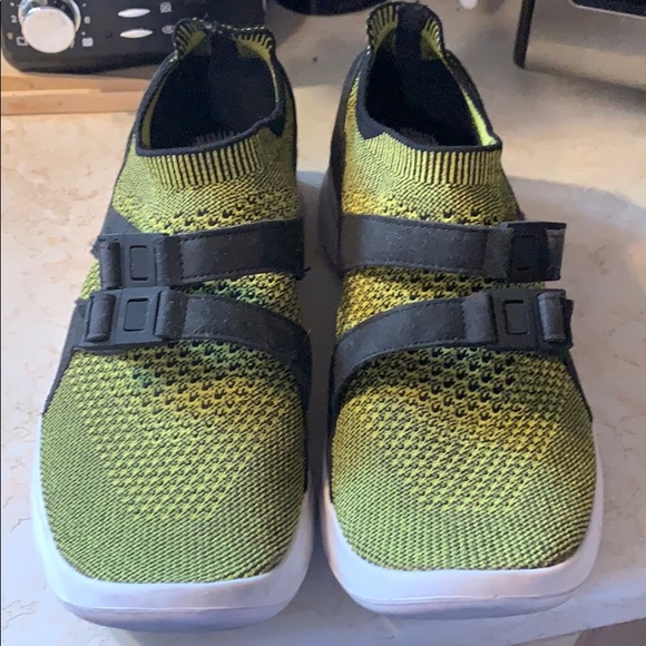 Woman’s Nike Air - Slide Ons Size 9 - Picture 1 of 5